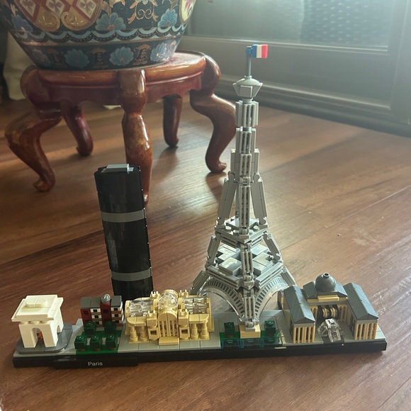 LEGO Architecture Paris Set 21044 - Picture 2 of 5